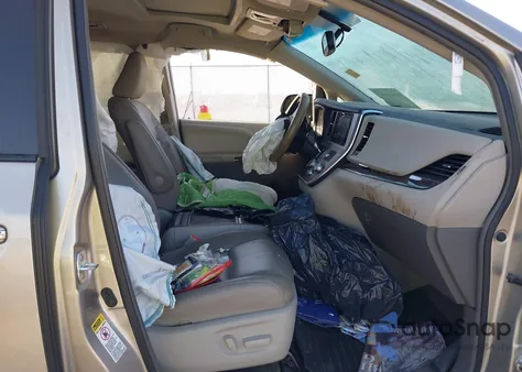 2017 Toyota Sienna Xle 8 Passenger z USA, uszkodzony, nr VIN 5TDYZ3DCXHS798417